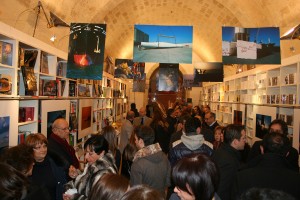 Ultime notizie Apulian Ports Martedì 21 Febbraio 2012 E’ stato siglato il 20 febbraio scorso l’accordo che ha dato vita all’associazione Apulian Ports, che riunisce le tre autorità portuali di Brindisi, Taranto e del Levante (Bari, Barletta Monopoli). A firmare l’accordo i rispettivi presidenti, Hercules Haralambides, Sergio Prete e Francesco Mariani. L’obiettivo è sviluppare il sistema portuale pugliese attraverso azioni di marketing che valorizzino le specificità di ogni singolo scalo e promuovano al contempo un marchio comune per le relazioni internazionali, per la partecipazione a bandi europei e a fiere di settore. Primo importante appuntamento, a marzo, con il “Sea Trade” di Miami, la più grande fiera internazionale del settore crocieristico. La sottoscrizione dell’accordo comporta l’impegno a condividere risorse e progetti in vista dell’obiettivo comune di potenziare il sistema portuale regionale; per questo, tra le altre risorse, ognuna delle Autorità disporrà di una quota di diecimila euro. Terzo esempio in Italia, primo nel Mezzogiorno, Apulian Ports pone le premesse per una interazione proficua tra realtà portuali con attitudini complementari: i porti di Brindisi e di Bari per il trasporto passeggeri e crocieristico, il porto di Taranto come snodo commerciale e industriale internazionale. Un’occasione imperdibile, dunque, per dare nuovo slancio a un sistema portuale che in Puglia vanta una movimentazione di 45 milioni di tonnellate di merci oltre che di 2.5 milioni di passeggeri. A ricoprire la carica di presidente dell’associazione sarà, per questo primo anno, Hercules Haralambides; la carica passerà poi, a rotazione annuale, ai vertici delle altre due Autorità. Non è escluso l’ingresso nell’associazione di altri porti, come quello di Manfredonia, al momento ancora sottoposto a commissariamento. L’auspicio, come sottolinea il presidente Vendola, è che si possa pensare a un sistema integrato regionale e italiano e perché no Mediterraneo, indispensabile per superare insieme il grave momento di crisi che stiamo vivendo. "Apulian ports" L'Ufficio Circondariale Marittimo di Barletta diventa Capitaneria di Porto Sabato 31 Dicembre 2011 Dopo circa cinquant’anni viene attribuito a Barletta l’ambito riconoscimento per l’Ufficio circondariale marittimo. Nella seduta del 28 dicembre scorso il Consiglio dei Ministri, su proposta del ministro Passera, ha, infatti, licenziato lo schema di decreto del Presidente della Repubblica recante l’elevazione dell’Ufficio circondariale a Capitaneria di porto. Molto chiara la motivazione presente nell’atto: “Il porto di Barletta è interessato da un intenso traffico commerciale. I più importanti insediamenti produttivi nel territorio locale sono la cementeria Buzzi Unicem, la Timac spa (prodotti chimici e fertilizzanti), l’Api ( prodotti petroliferi) ed il Barletta Terminal Cereali spa (stoccaggio grani e cereali). Sulla scorta dei programmi volti ad incentivare lo sviluppo del porto e stante l’importanza strategica per l’economia locale, sono stati predisposti diversi progetti di ampliamento delle strutture portuali tra cui il prolungamento del molo di ponente e levante per la protezione da mareggiate, e l’escavazione dei fondali per consentire l’approdo di navi di maggiori dimensioni e pescaggio. L’ampliamento del molo tramontana è, in corso di completamento. Sia il Presidente della Provincia di Barletta, Andria, Trani che il Sindaco del Comune di Barletta hanno evidenziato a più riprese una motivata esigenza di addivenire all’elevazione dell’Ufficio Marittimo di Barletta anche in considerazione del nuovo assetto territoriale conseguente alla istituzione della Provincia di Barletta-Andria-Trani avvenuta nel 2004. Il Compartimento marittimo di Barletta si colloca pertanto quale Ufficio marittimo di riferimento per la nuova Provincia, al servizio delle prospettive di rilancio del territorio e dei suoi insediamenti produttivi, rappresentando una doverosa risposta dell’Amministrazione centrale ai bisogni delle comunità locali.” Decisamente soddisfatto il Sindaco Maffei: “Ancora una volta il nostro impegno è stato premiato. Dal mio insediamento ho guardato in modo deciso al porto e a tutte le problematiche ad esso connesse, premendo per l’adesione di Barletta alla Autorità Portuale del Levante e sollecitando affinchè tutti i progetti di ammodernamento e ristrutturazione dell’area portuale seguissero l’iter più celere possibile. Appena il Presidente della Repubblica firmerà il decreto, il porto di Barletta potrà ufficialmente essere ritenuto il porto della Provincia BAT, onore ed onere che dal punto di vista operativo gli è già attribuito dagli operatori del settore. Devo particolarmente ringraziare L'Ammiraglio Brusco, Comandante gen. Capitanerie di porto d'Italia, l'Ammiraglio Vignani, il C.A Giuffrè, direttore marittimo di Bari, il dott. Mariani, Presidente dell'Autorità portuale e il Presidente della Provincia BAT Ventola, quest'ultimo per l'impegno comune profuso per il raggiungimento dell'obiettivo. Una particolare menzione, infine per Emanuele Lombardi, il quale per anni ha svolto la propria attività presso l'Ufficio marittimo ed oggi in pensione, e che ha fatto da tramite tra me e i vertici ministeriali. Con l'elevazione a Capitaneria di porto, Barletta godrà di enormi aspetti positivi in termini di maggiori e più diretti controlli per quelli che sono i compiti specifici del Corpo a tutto beneficio della intera cittadinanza e di chi dai porti della provincia si affaccia nel nostro mare. Devo inoltre ricordare che già il 19 ottobre scorso, ad iter ancora in fase di svolgimento, ho inviato una nota al Direttore dell’Ufficio Direzione marittima di Bari, C.A, (CP) Salvatore Giuffrè, nella quale, vista la necessità di immobili adeguati all’elevando ufficio marittimo, mettevo a disposizione in comodato gratuito triennale la struttura del mercato ittico ubicato nei pressi del porto e, come è noto, non più utilizzata“. STEFANO PACIOLLA (Ufficio Stampa Comune di Barletta) Presentazione volume fotografico